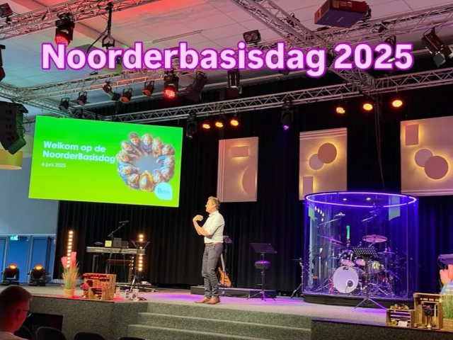 Noorderbasis-dag 2025Vandaag waren er bijna 600 Noorderbasismedewerkers in verbondenheid bijeen in de De Stadskerk in Groningen. Prachtig om samen te zingen voor God, te genieten en te luisteren naar Timzingt en Mark Buck van Verus.NoorderBasis #verbinding #hoop #vertrouwen # betekenis